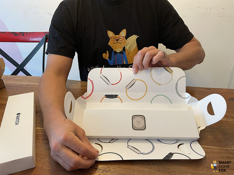 Man sieht die Verpackung der Apple Watch 8.